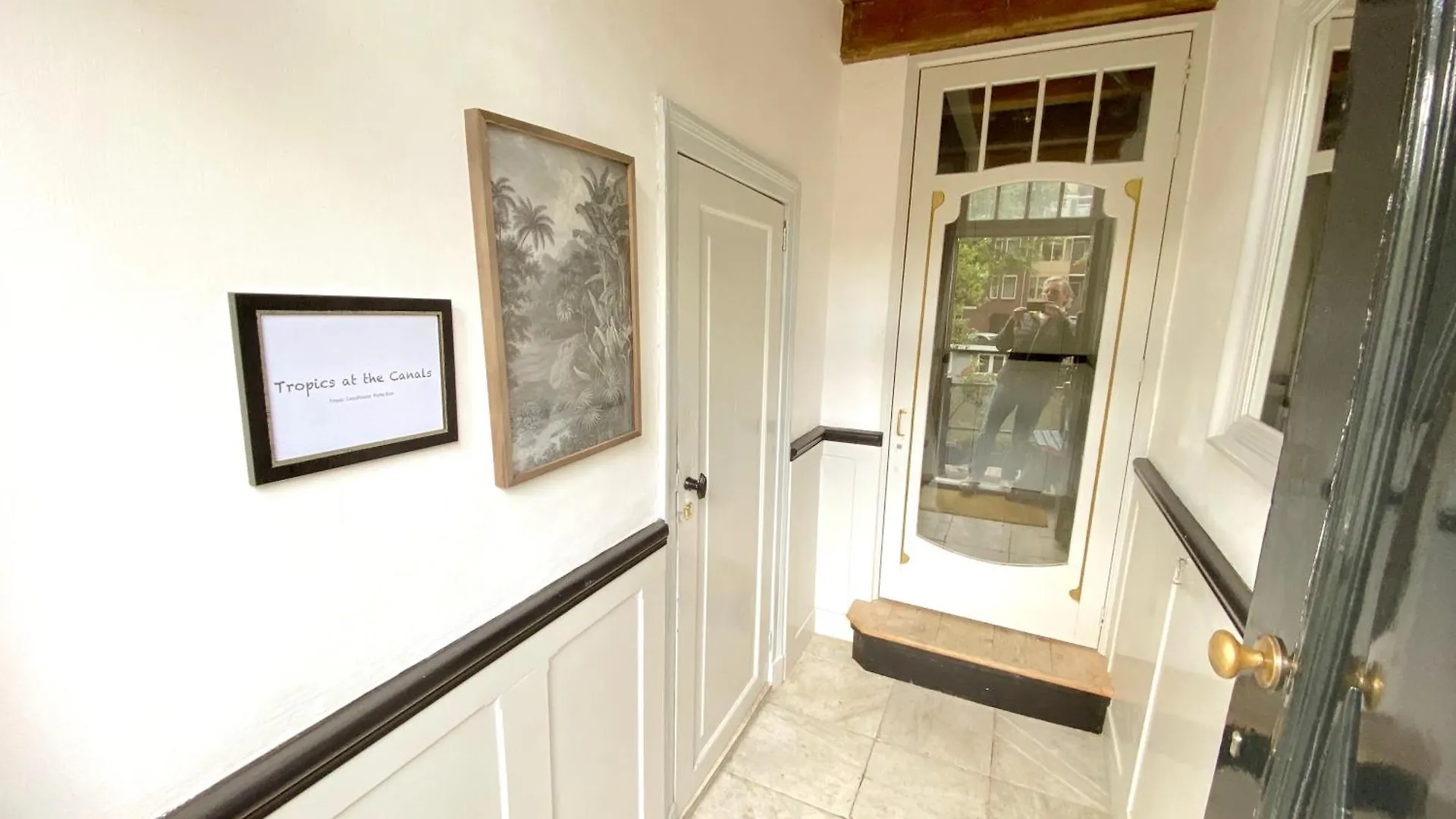 Large En-Suite Room In Historic Canalhouse From 1729 Amsterdam Netherlands